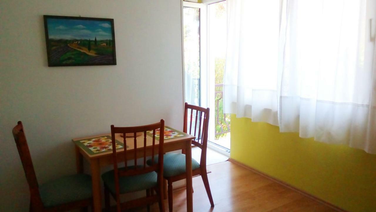 Apartmani Komunela อูมัค ภายนอก รูปภาพ