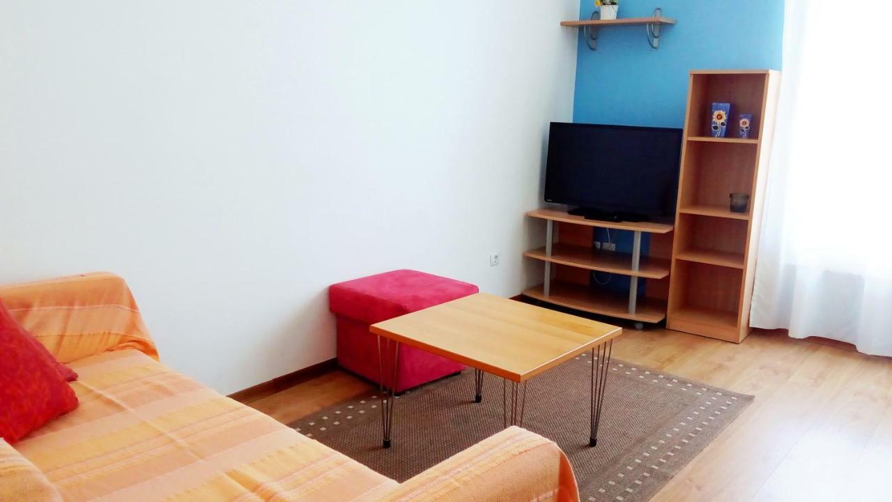 Apartmani Komunela อูมัค ภายนอก รูปภาพ