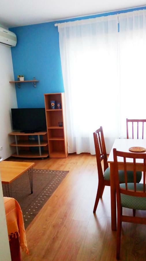 Apartmani Komunela อูมัค ภายนอก รูปภาพ