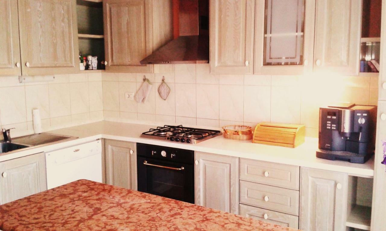 Apartmani Komunela อูมัค ภายนอก รูปภาพ