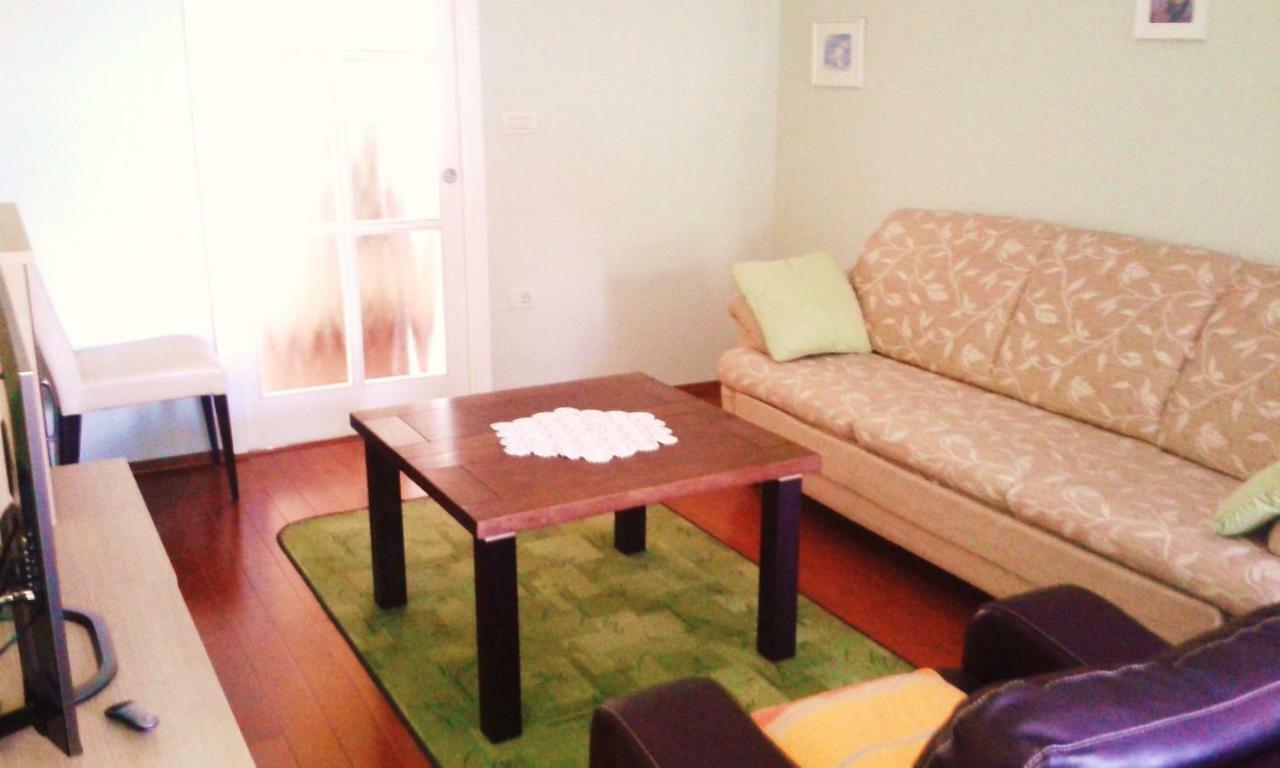 Apartmani Komunela อูมัค ภายนอก รูปภาพ